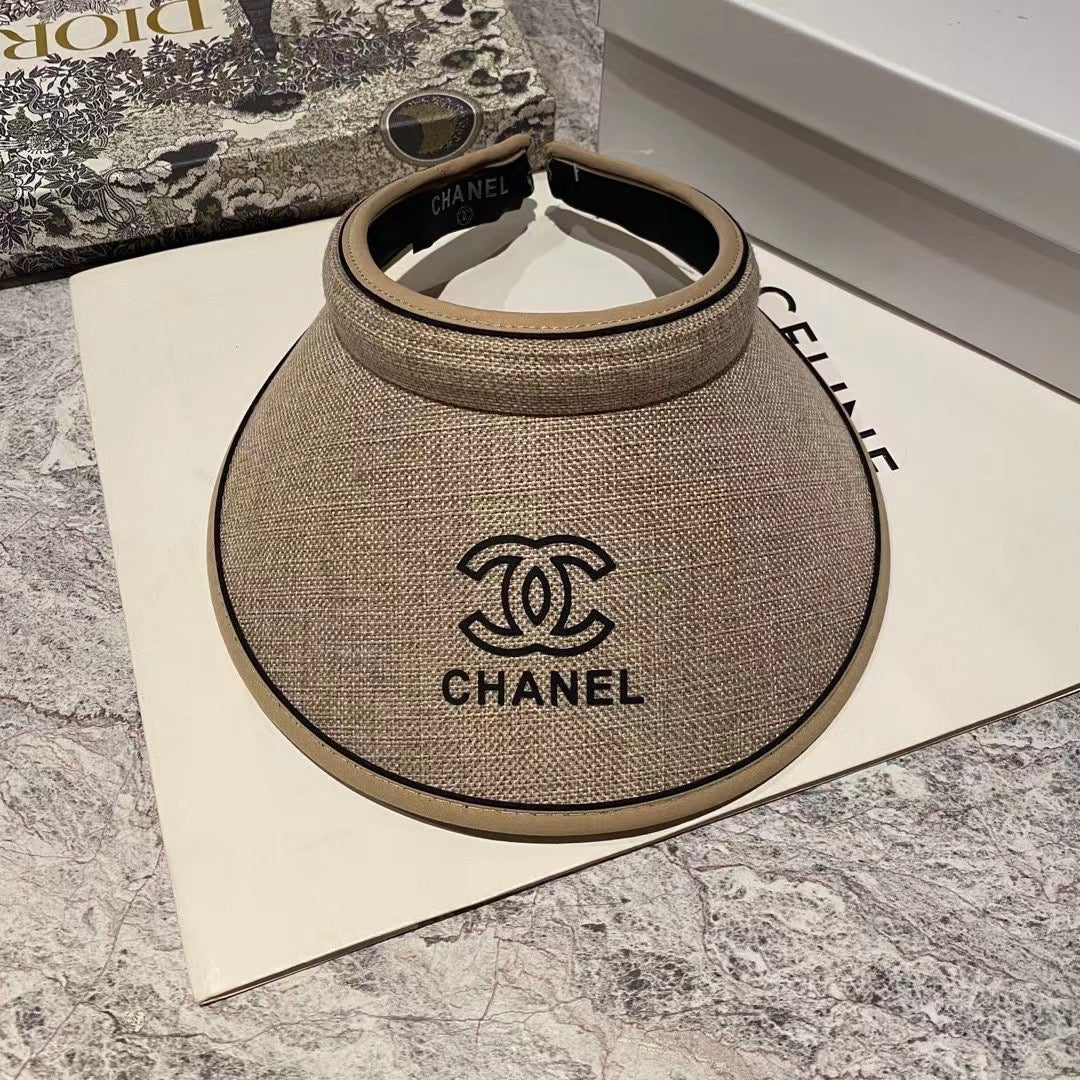 Новинка сезона весна/лето 2023 от Chanel - солнцезащитный козырек с открытым верхом