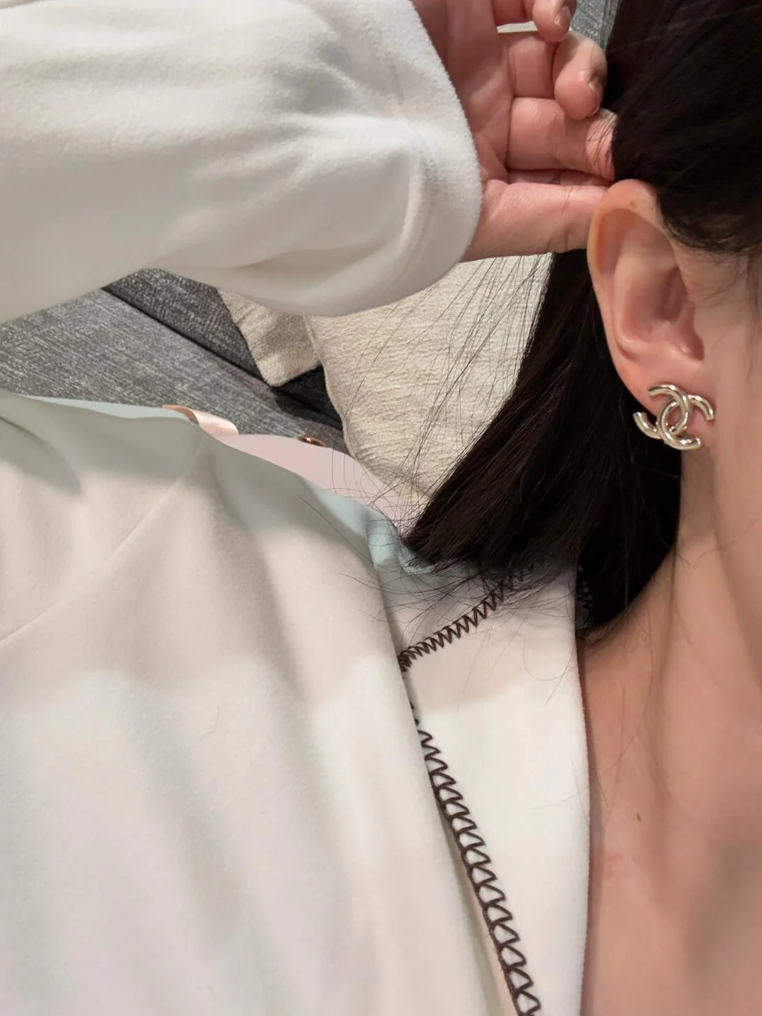 Chanel - 25 пенсов, глянцевые серьги с двойной буквой С