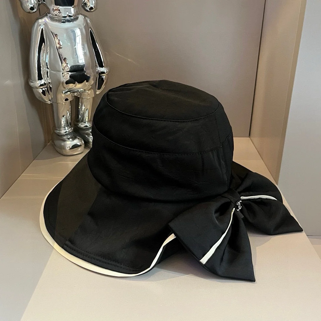 Chanel - Элегантная рыбацкая шляпа с бантом и разрезом - Черная