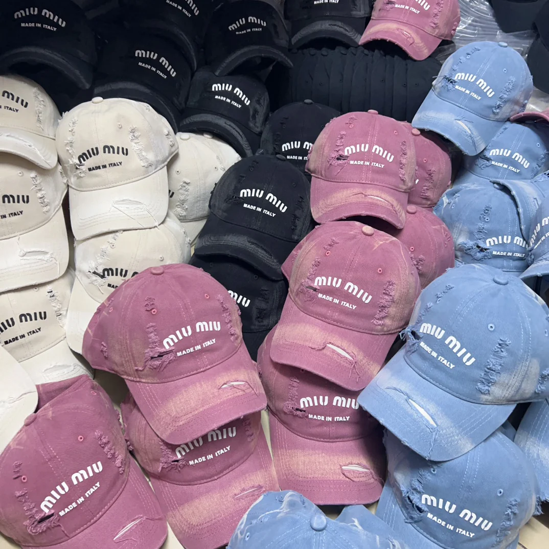 Новая рваная минималистичная бейсболка Miu Miu весна/лето 2024