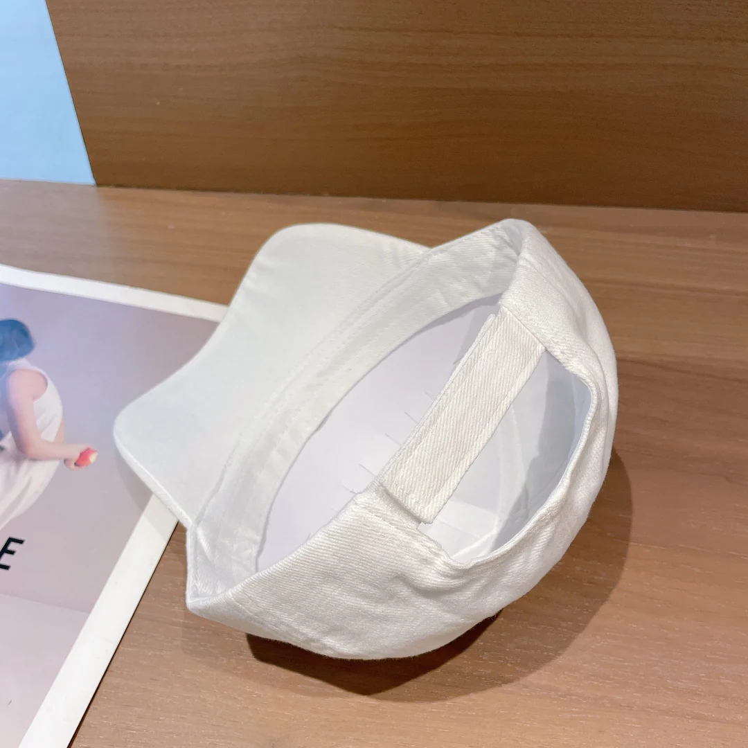 Chanel - Белая кепка-?уточка?