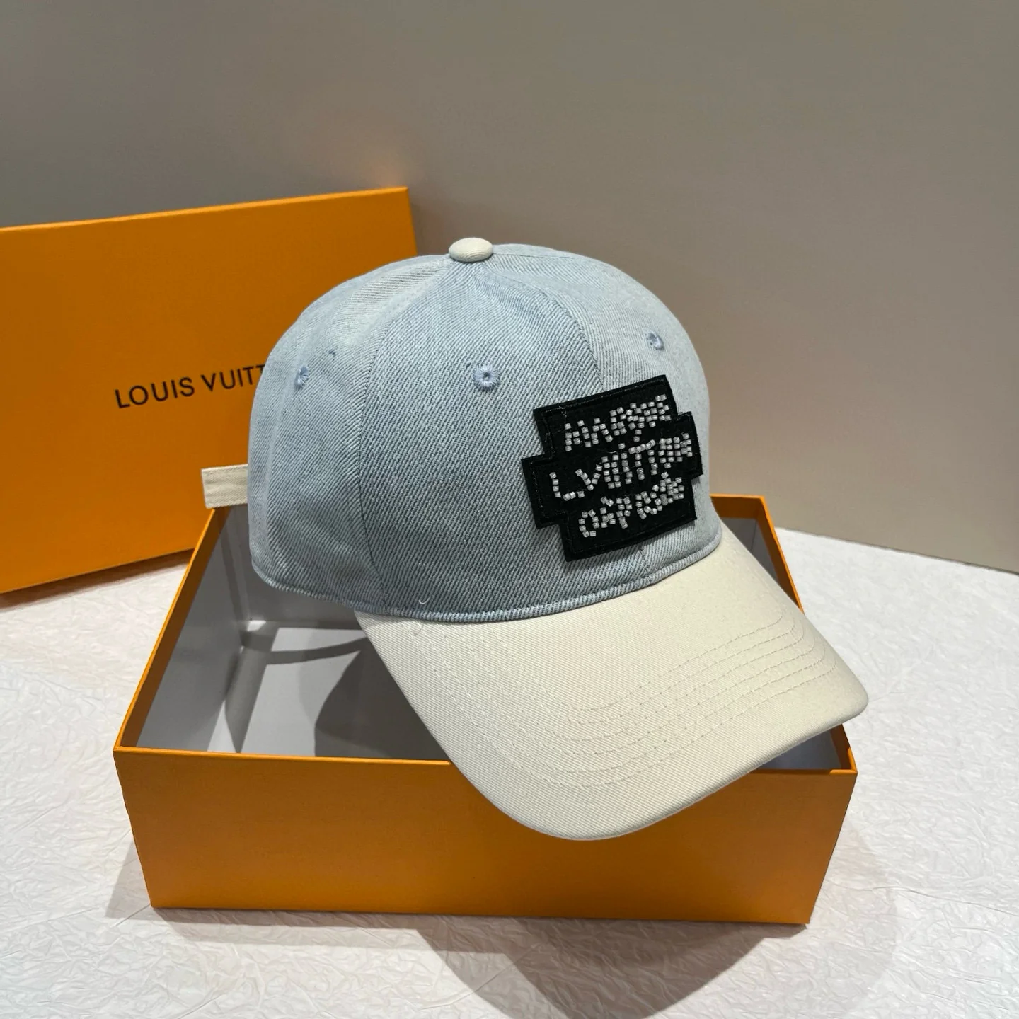 LV - Бейсболка из джинсовой ткани с эффектом потертости и контрастными цветовыми блоками - выцветший синий