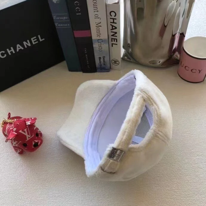 Бейсболка Chanel с вышивкой из кроличьего меха - 1