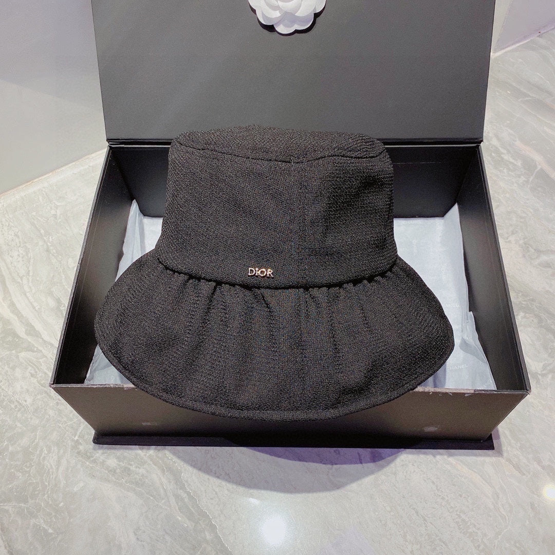 Dior - Простая рыбацкая шляпа с оборками