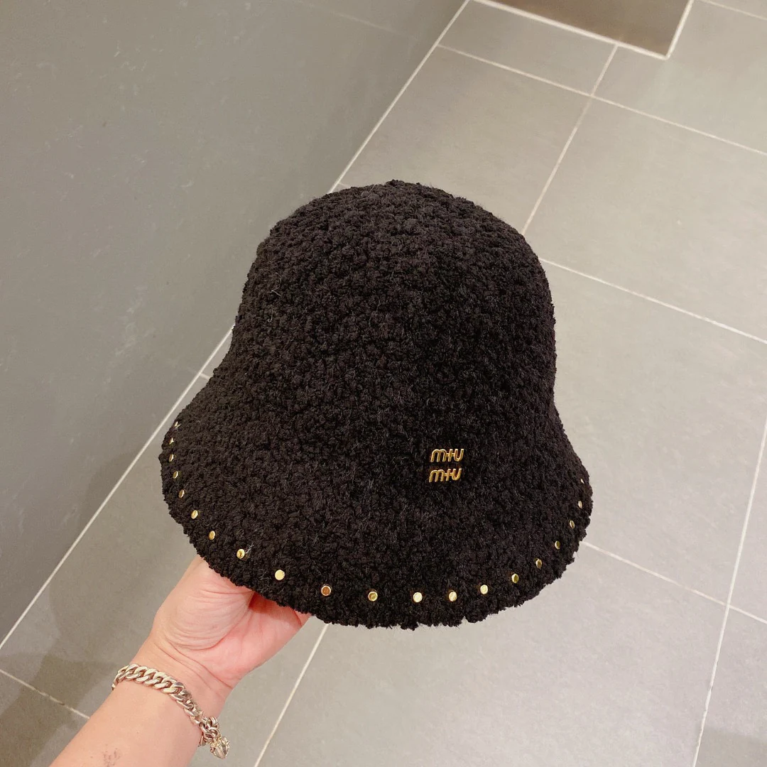 Панама Miu Miu с заклепками - черная