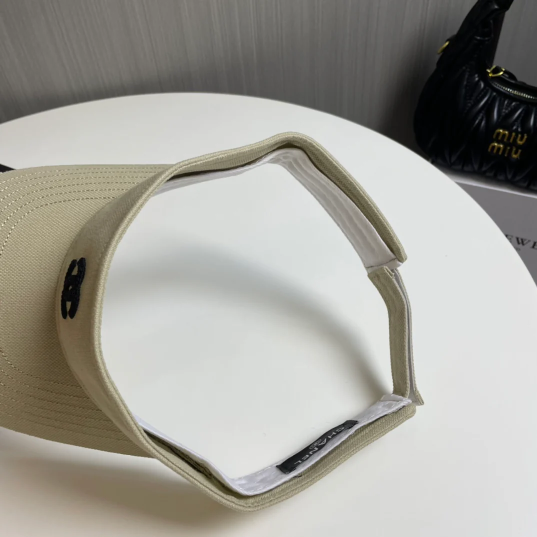 Chanel - Простая и стильная солнцезащитная шляпа - Абрикосово-серый