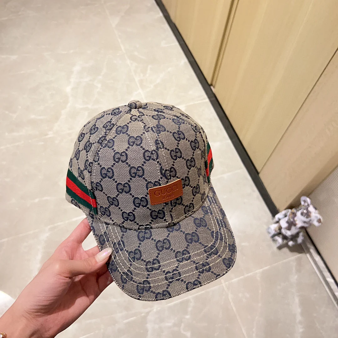 Новинка сезона весна/лето 2023 — бейсболка с кожаной этикеткой Monogram, серая.