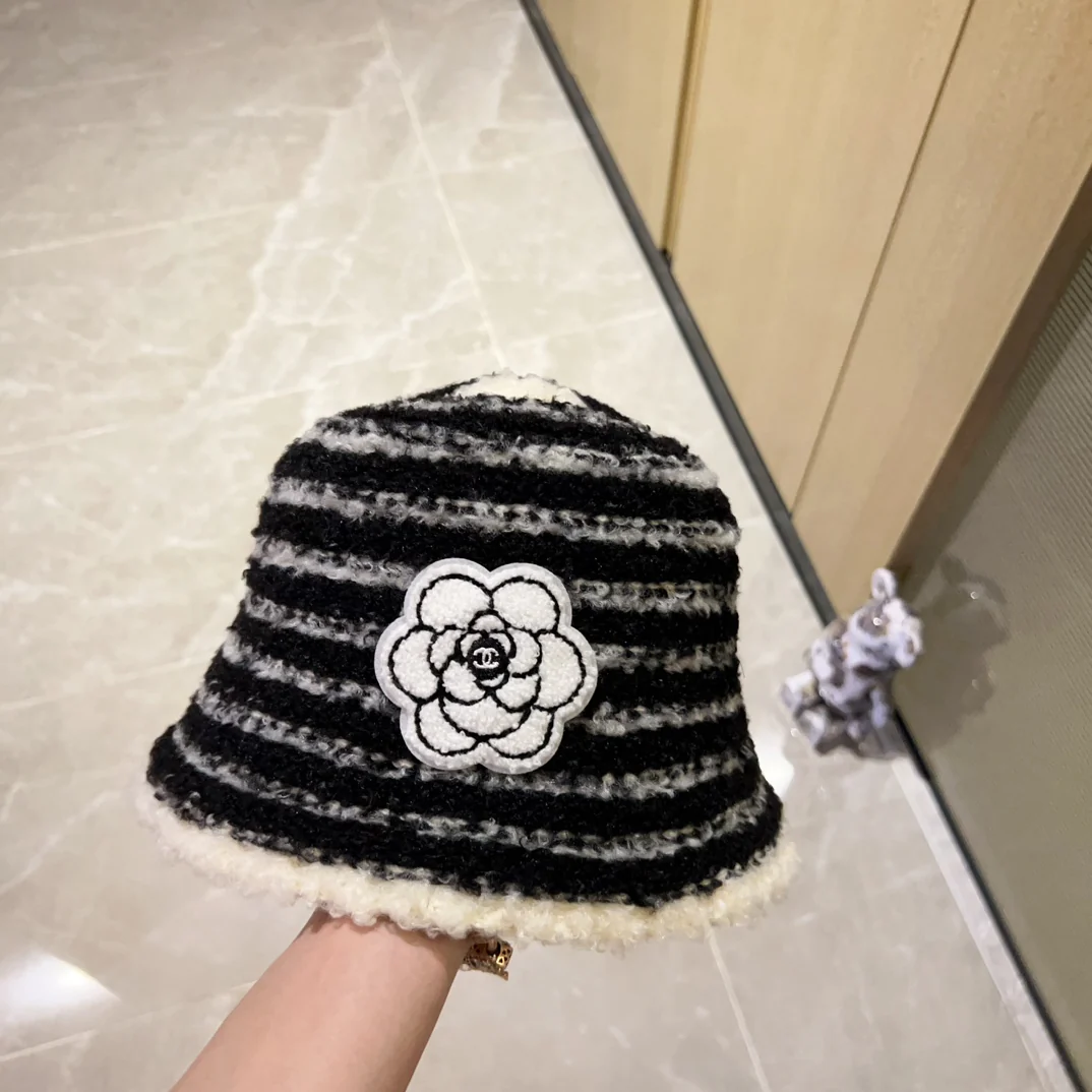 Новая полосатая рыбацкая шляпа с цветочным узором и бахромой от Chanel, осень/зима 2023.