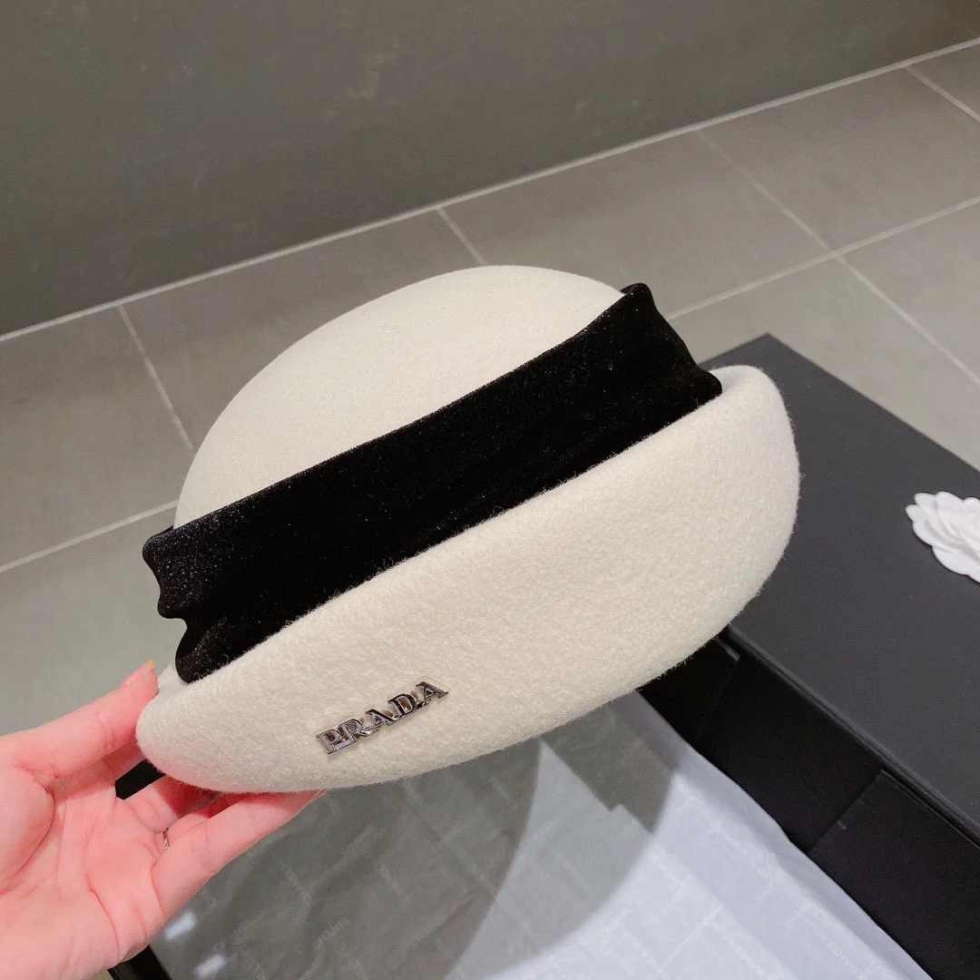 Шерстяная шапка Prada - белая