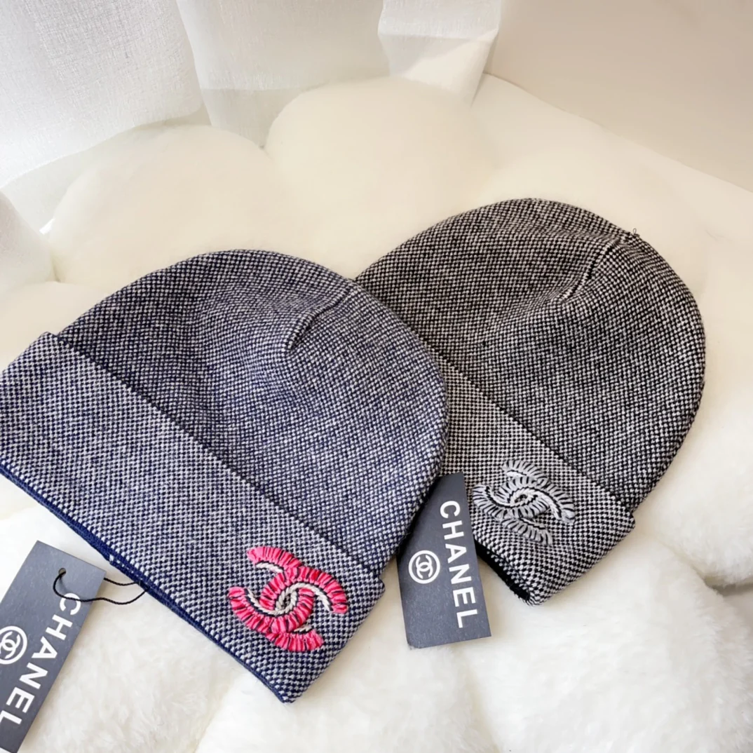 Новая универсальная шапка-бини Chanel из осенне-зимней коллекции.