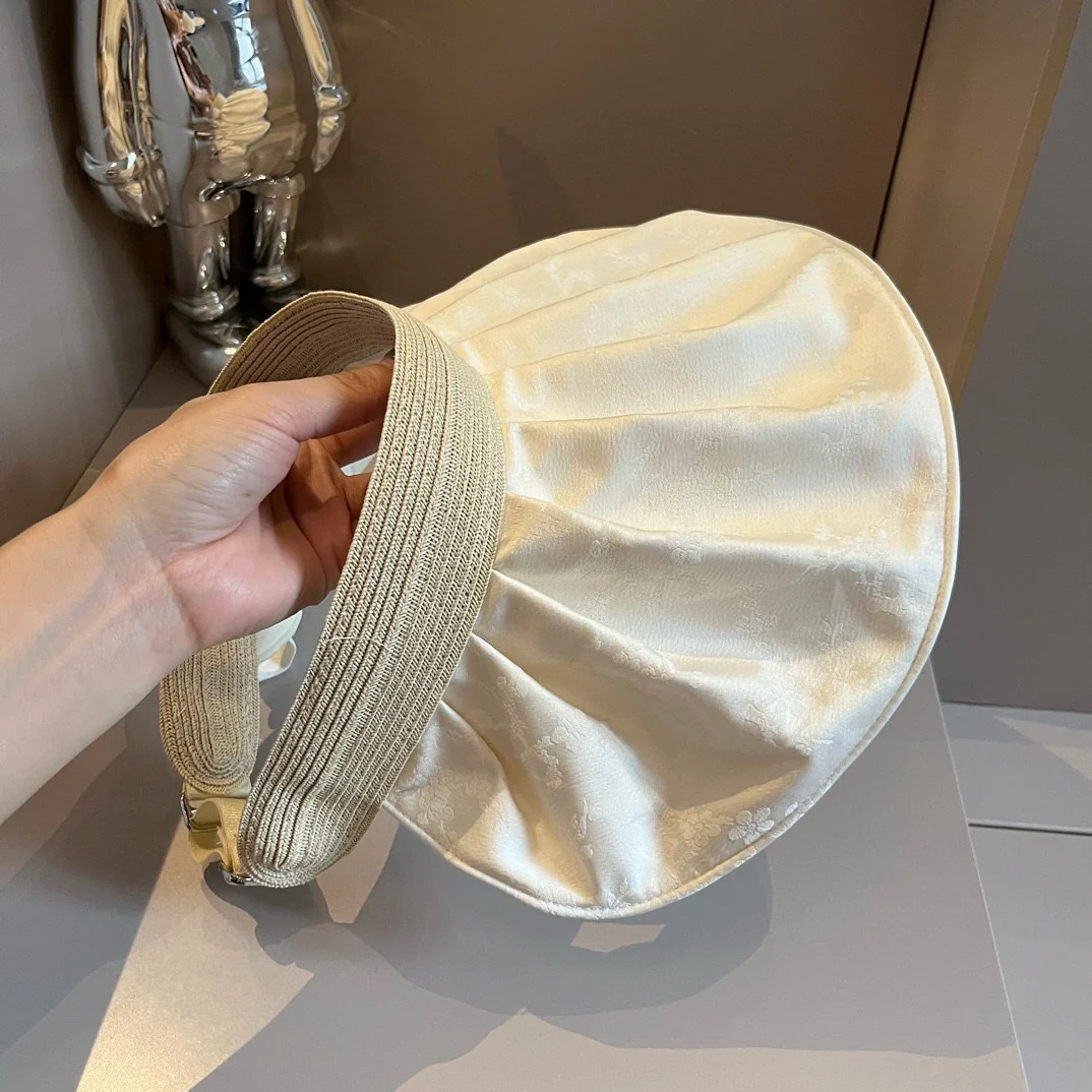 Солнцезащитная шляпа Chanel из атласа с перламутровым узором - белая.