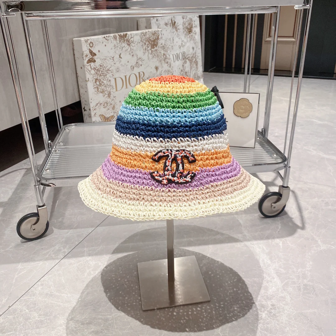 Соломенная рыбацкая шляпа Chanel в стиле ?курорт? с радужными цветовыми блоками — фиолетово-белая.