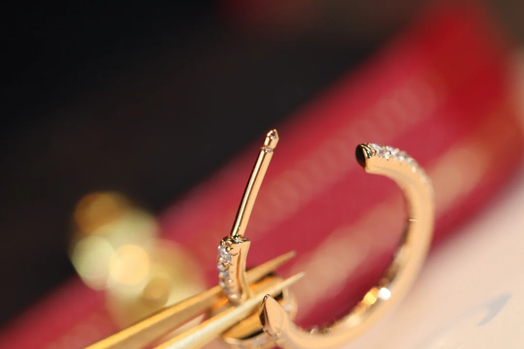 Небольшие серьги-гвоздики Cartier из розового золота, полностью инкрустированные бриллиантами.