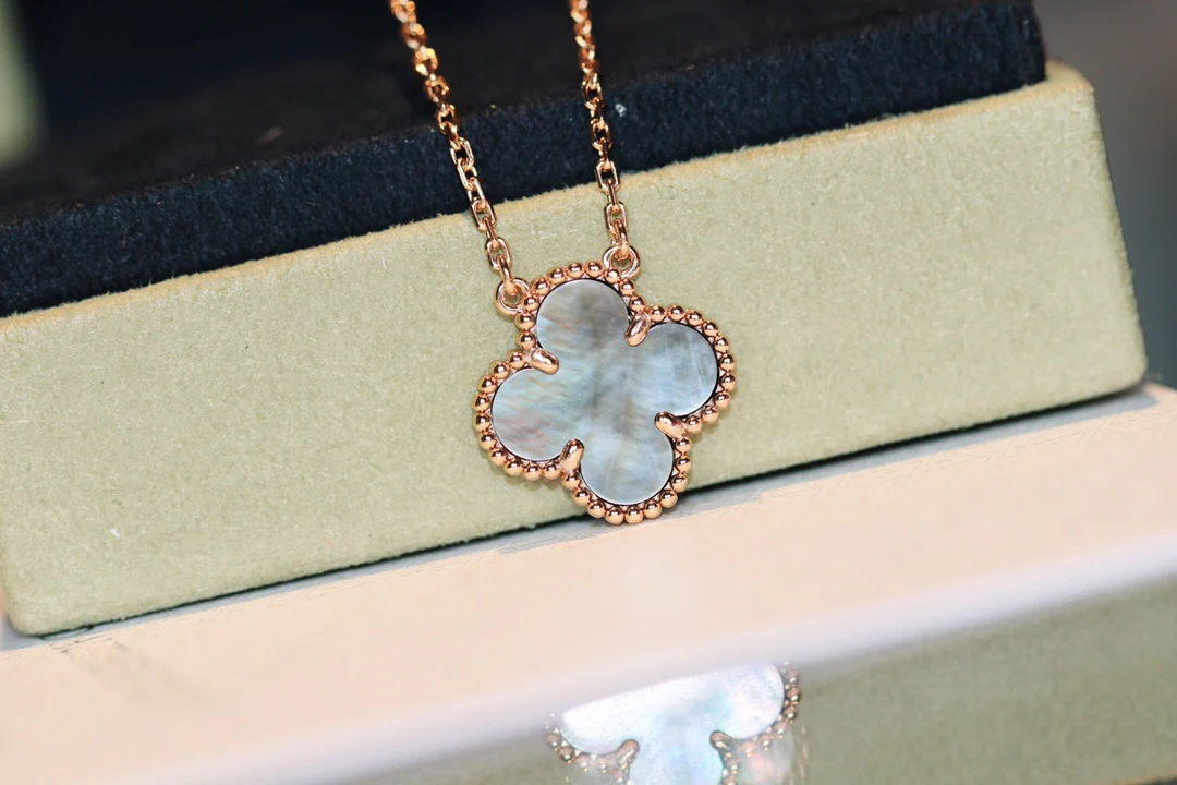 Ожерелье VCA с четырехлистным клевером и серой ракушкой