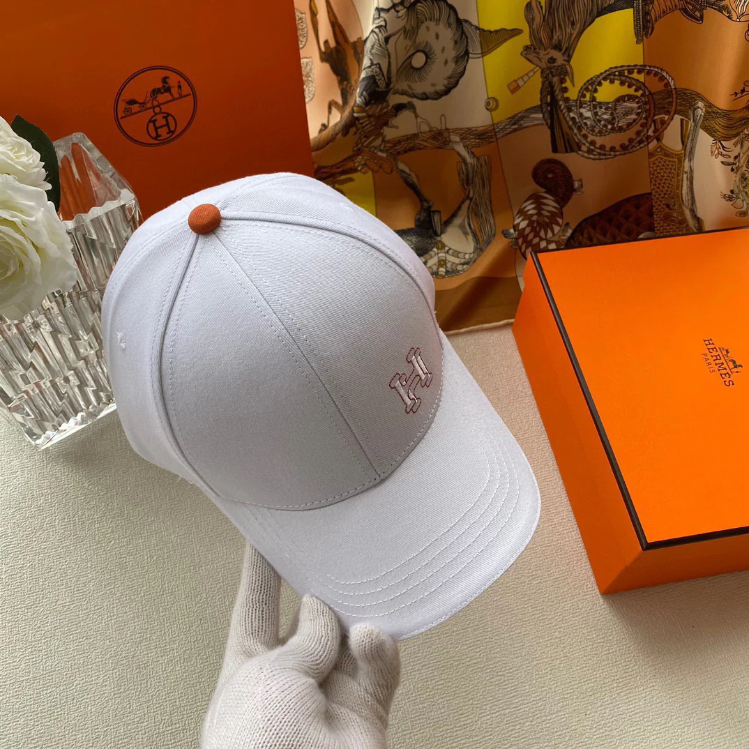 Вышитая бейсболка Hermes - белая