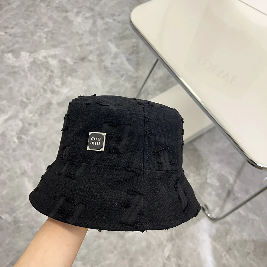 Новая минималистичная панама Miu Miu 2024 года с рваными элементами — черная.