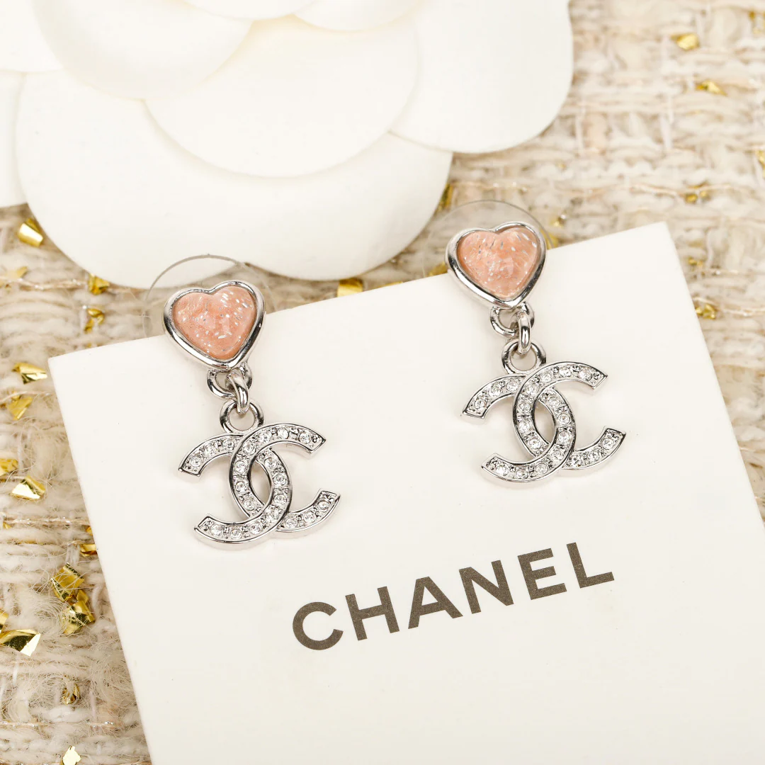 Серьги Chanel с подвеской в ??виде сердца и двойной буквой С, 25 пенсов - розовые - синие