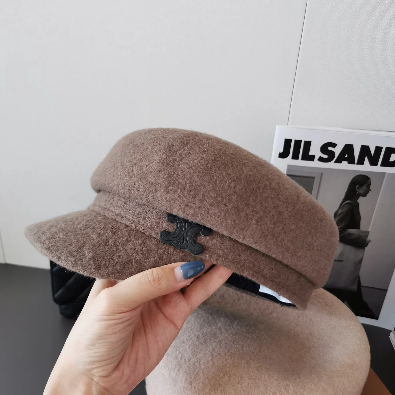 Кашемировый берет Celine с утиным клювом