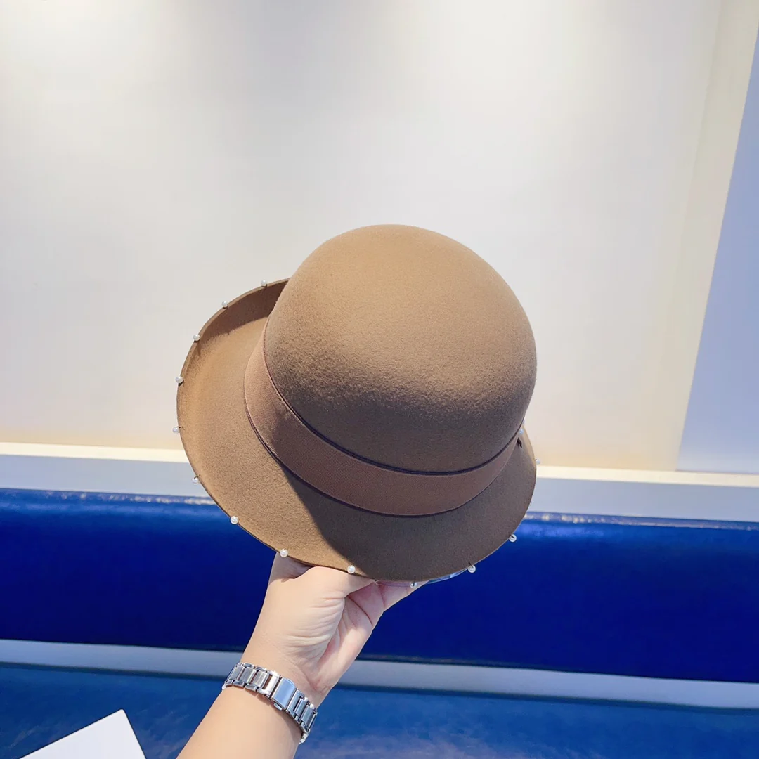 Шерстяная шапка Miu Miu, расшитая бисером вручную, коричневая.