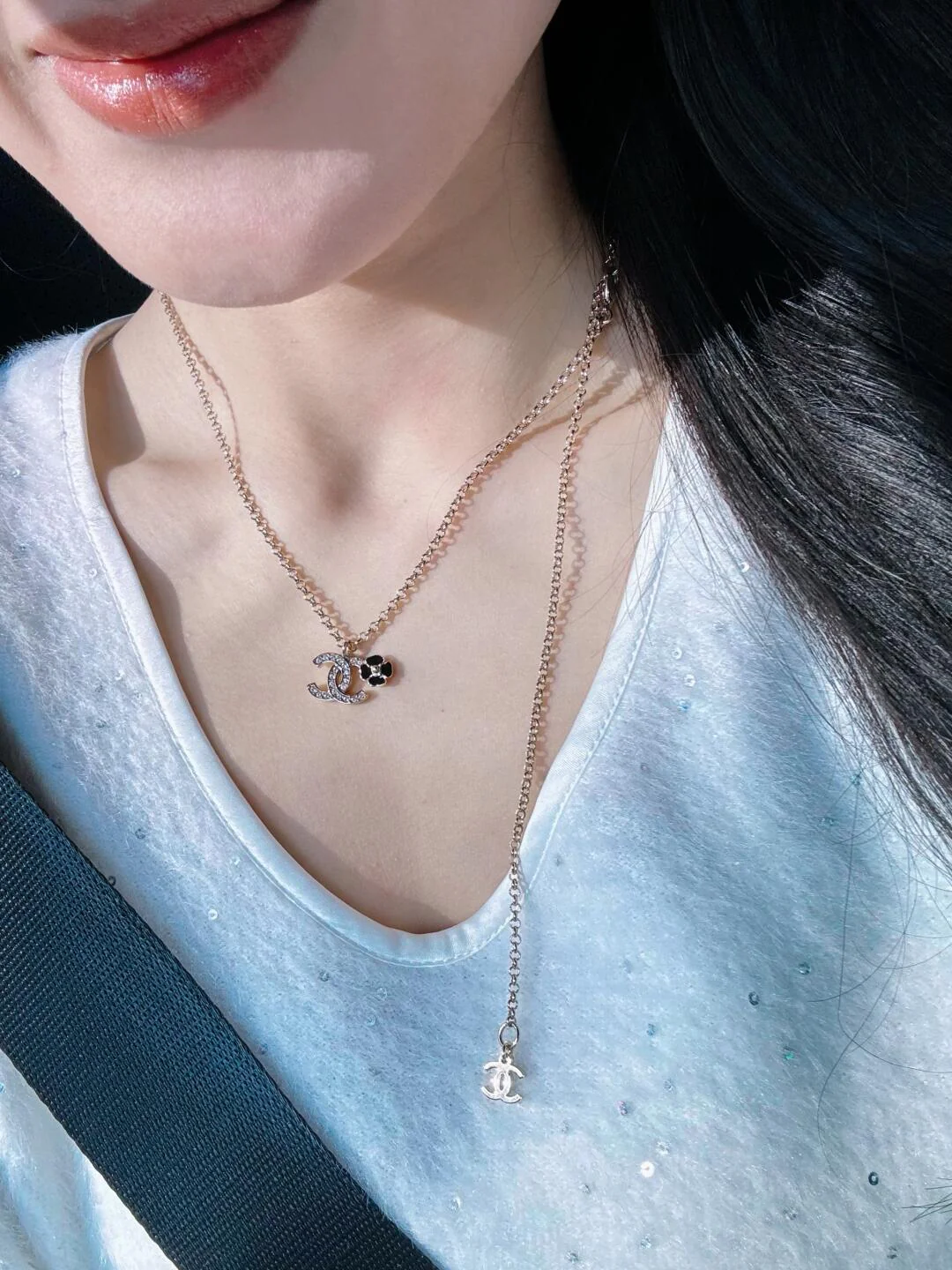 Колье Chanel Camellia Double C — можно носить как в коротком, так и в длинном варианте.