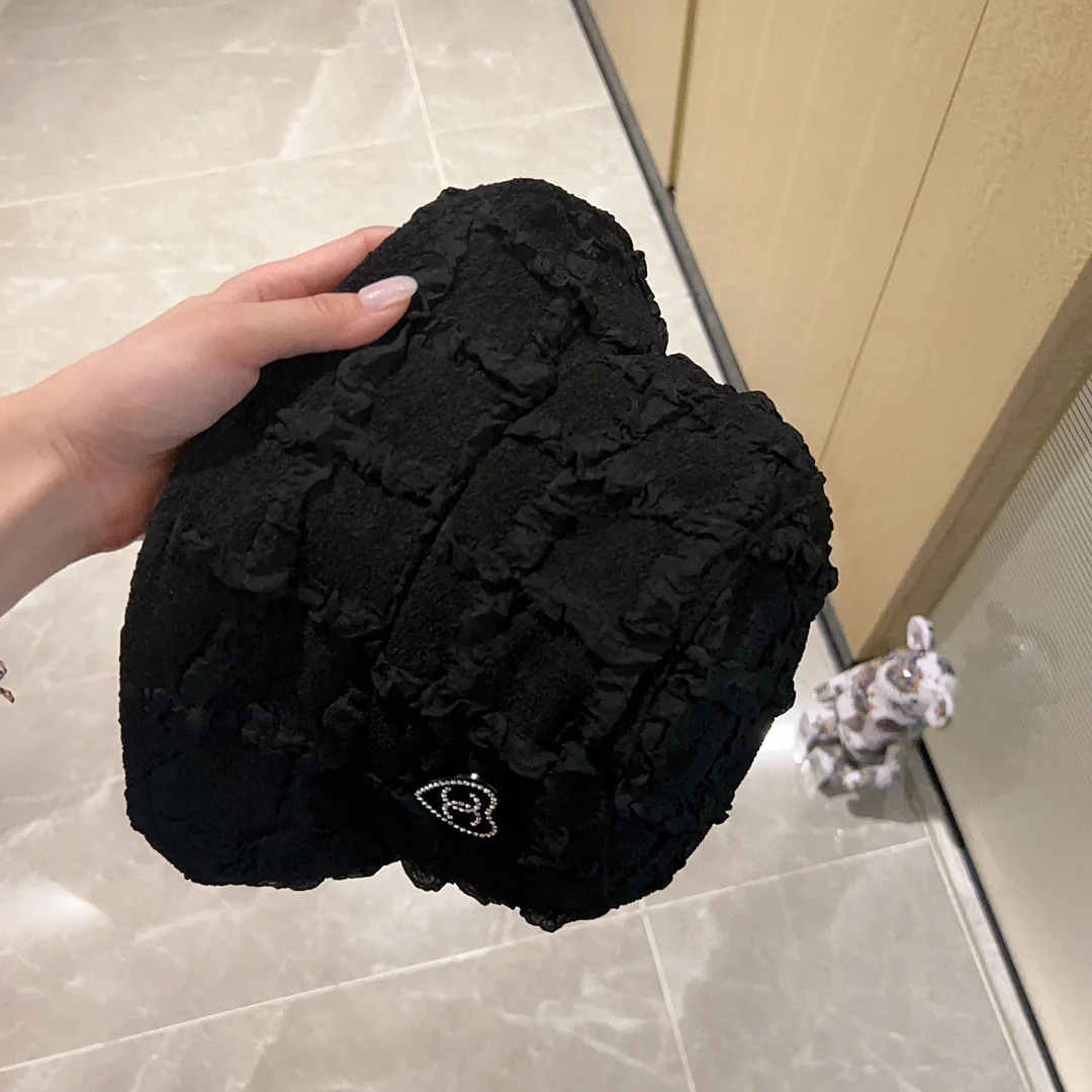 Новинка сезона весна/лето 2023 от Chanel — мятая рыбацкая шляпа.