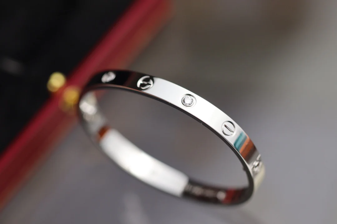 Широкий браслет Cartier Love из белого золота с 4 бриллиантами.