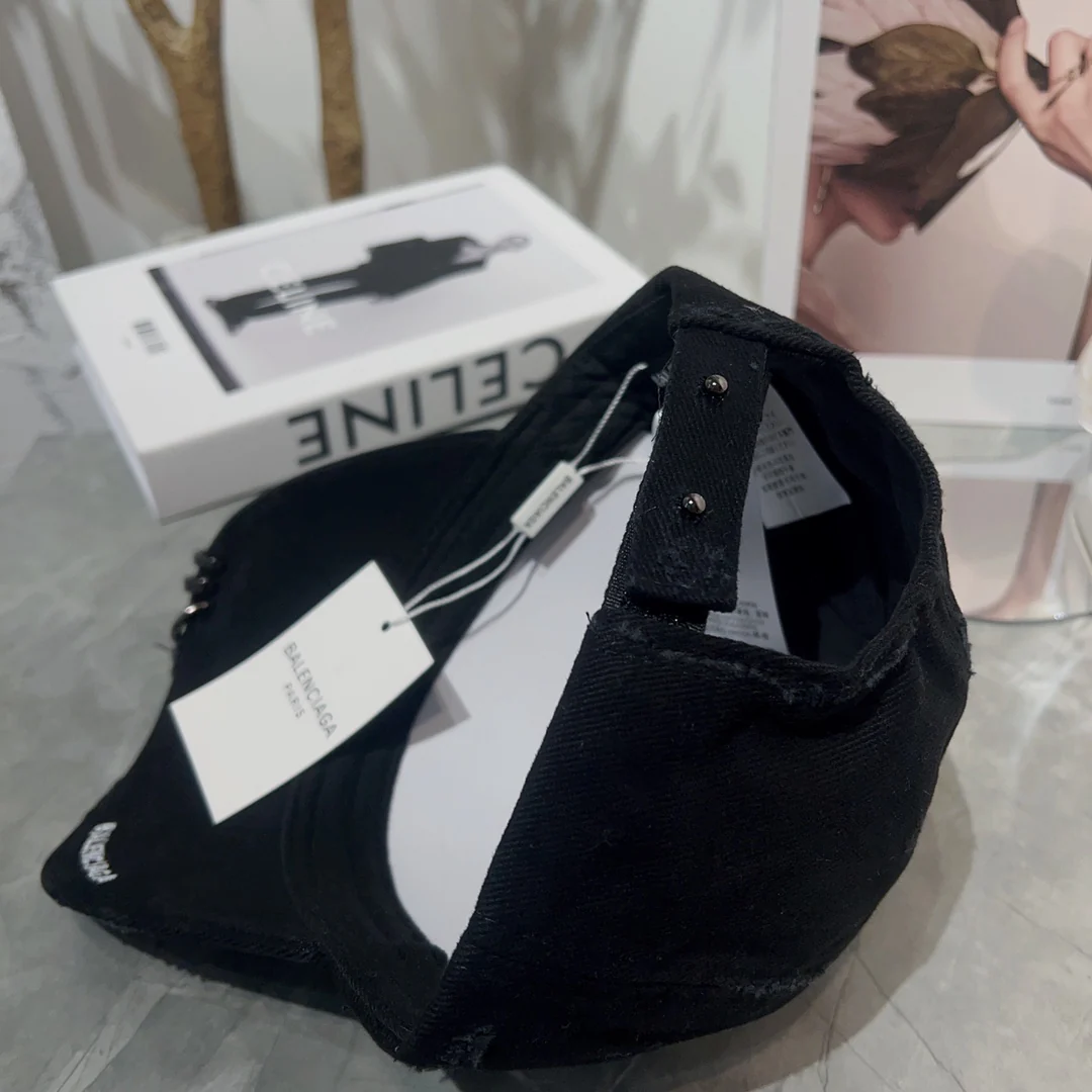 Новинки Balenciaga весна/лето 2023 - Шляпа с заклепками/Сферическая кепка - Черная