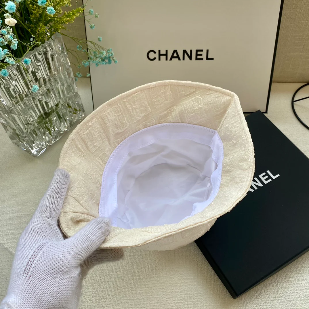 Новая плетеная жаккардовая рыбацкая шляпа Chanel весна/лето 2023 — белая.
