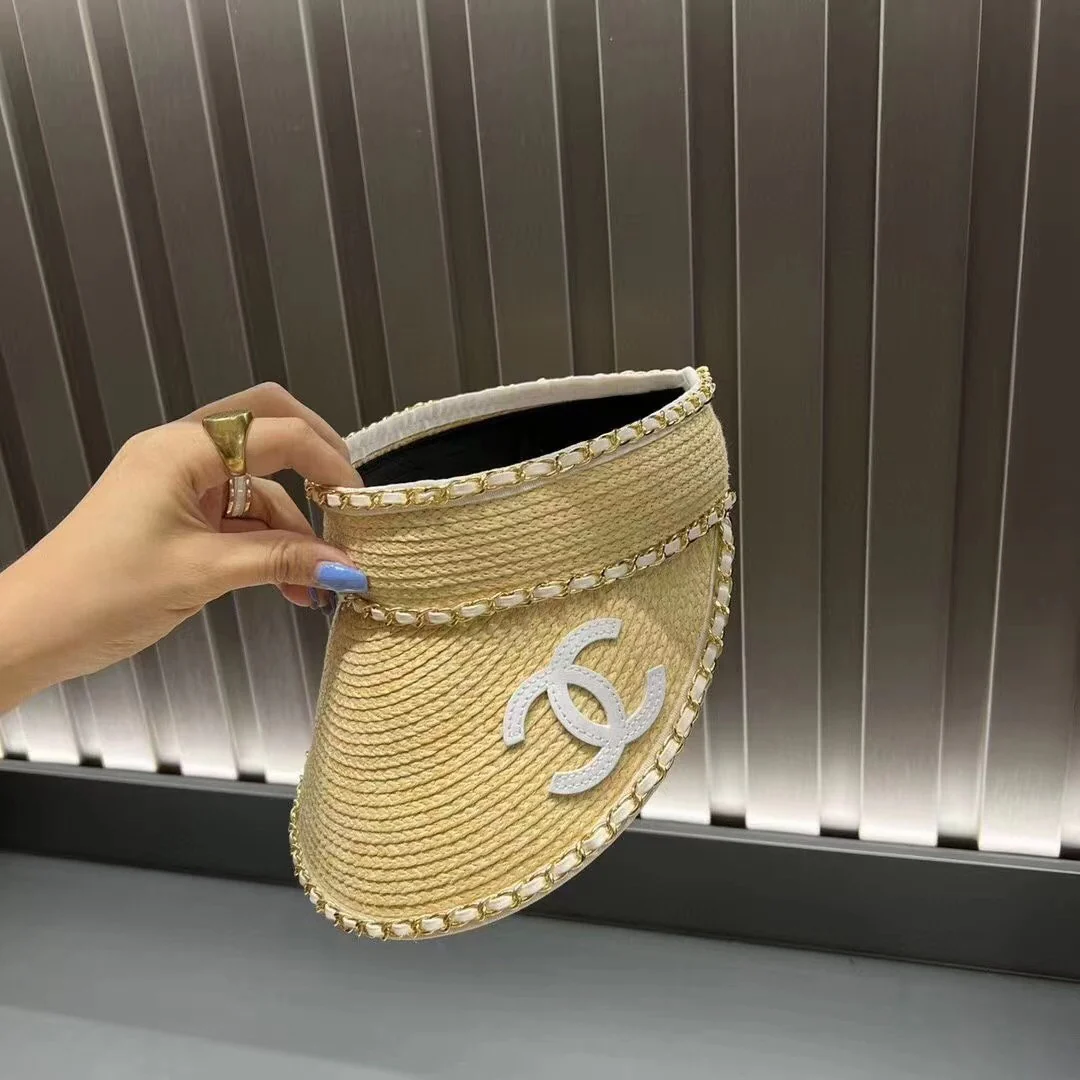 Шляпа от солнца Chanel с открытым верхом и цепочкой