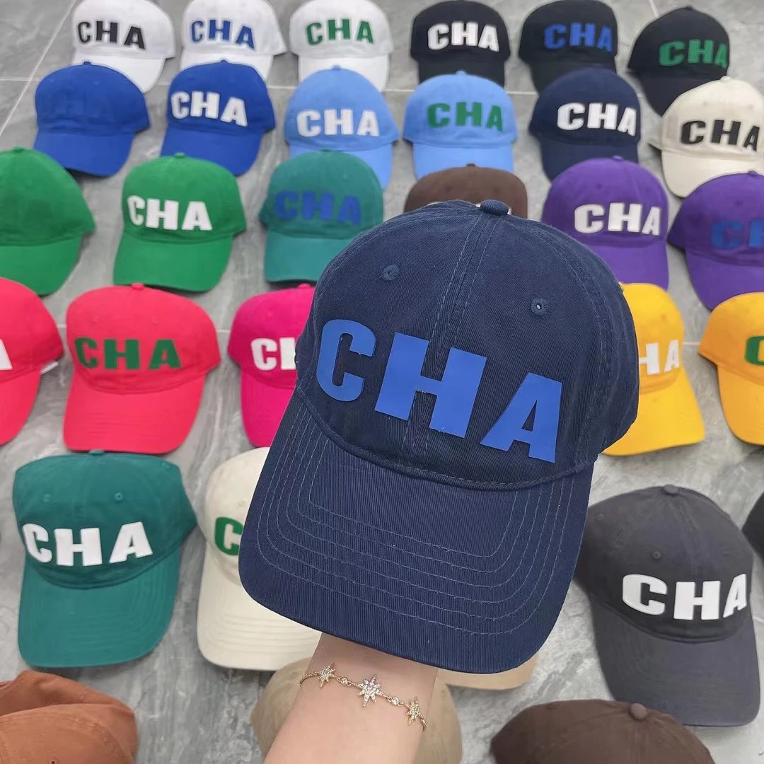 Новая модель Chanel 2022 года - кепка-?утиный клюв?.