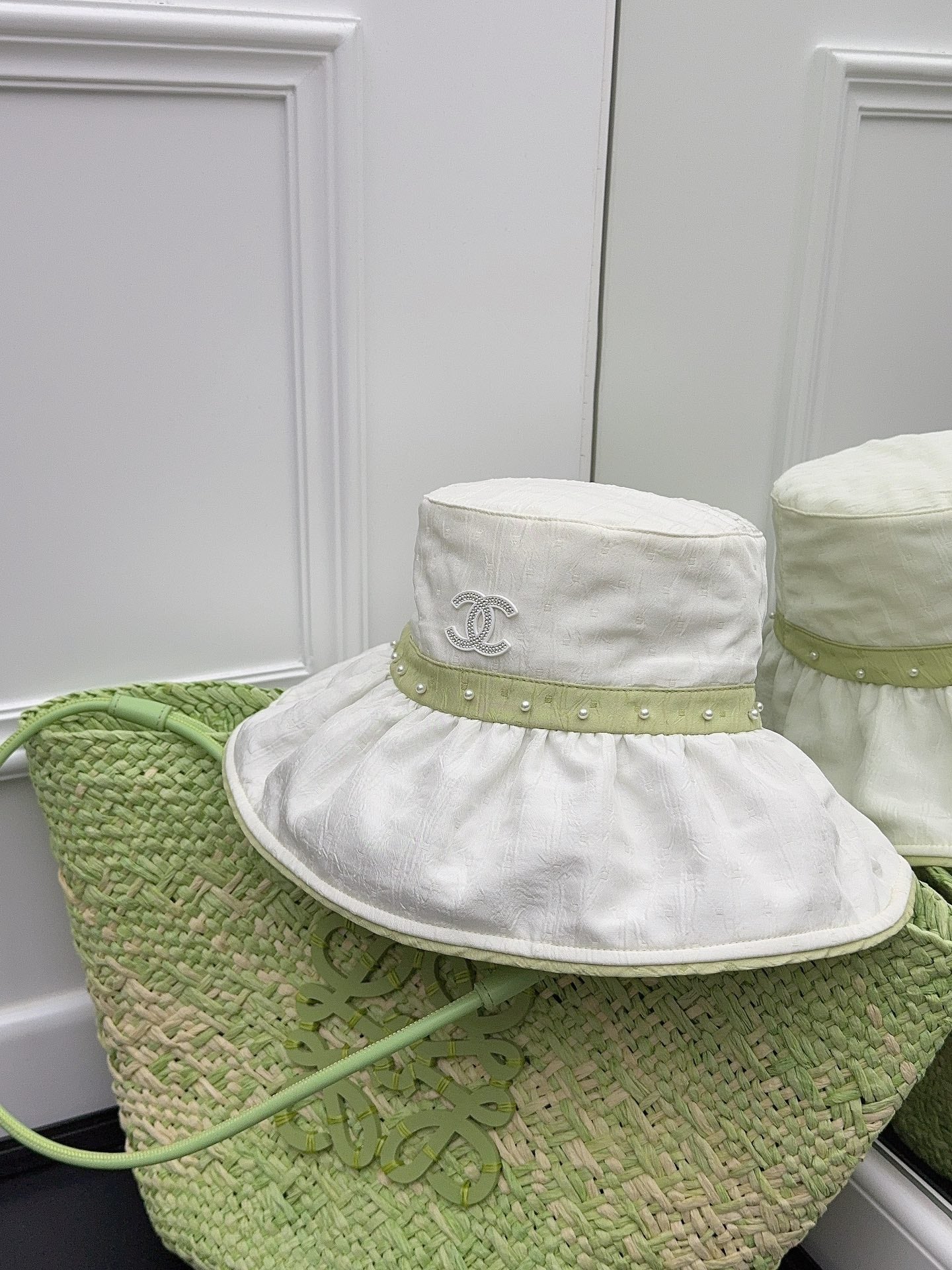 Chanel - Элегантная рыбацкая шляпа ручной работы с жемчугом