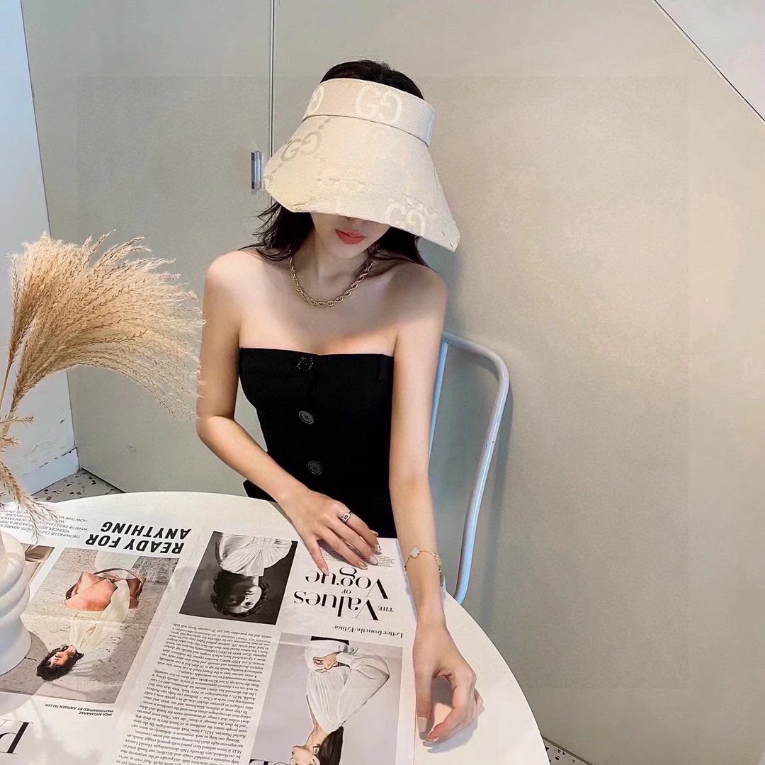 Новинки коллекции Gucci Весна/Лето 2023 - Кепка из канваса с монограммой и узкими полями - Козырек - Белая