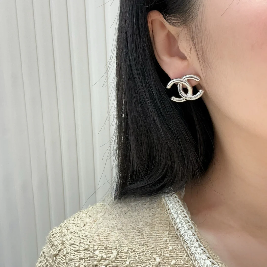 Chanel - 25 пенсов, глянцевые серьги в виде двойной буквы С