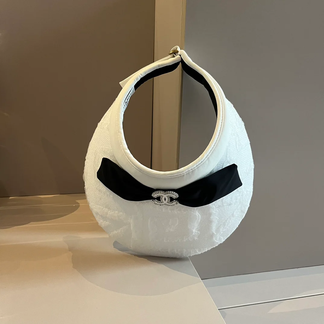 Солнцезащитная шляпа Chanel с кружевом и стразами - белая.