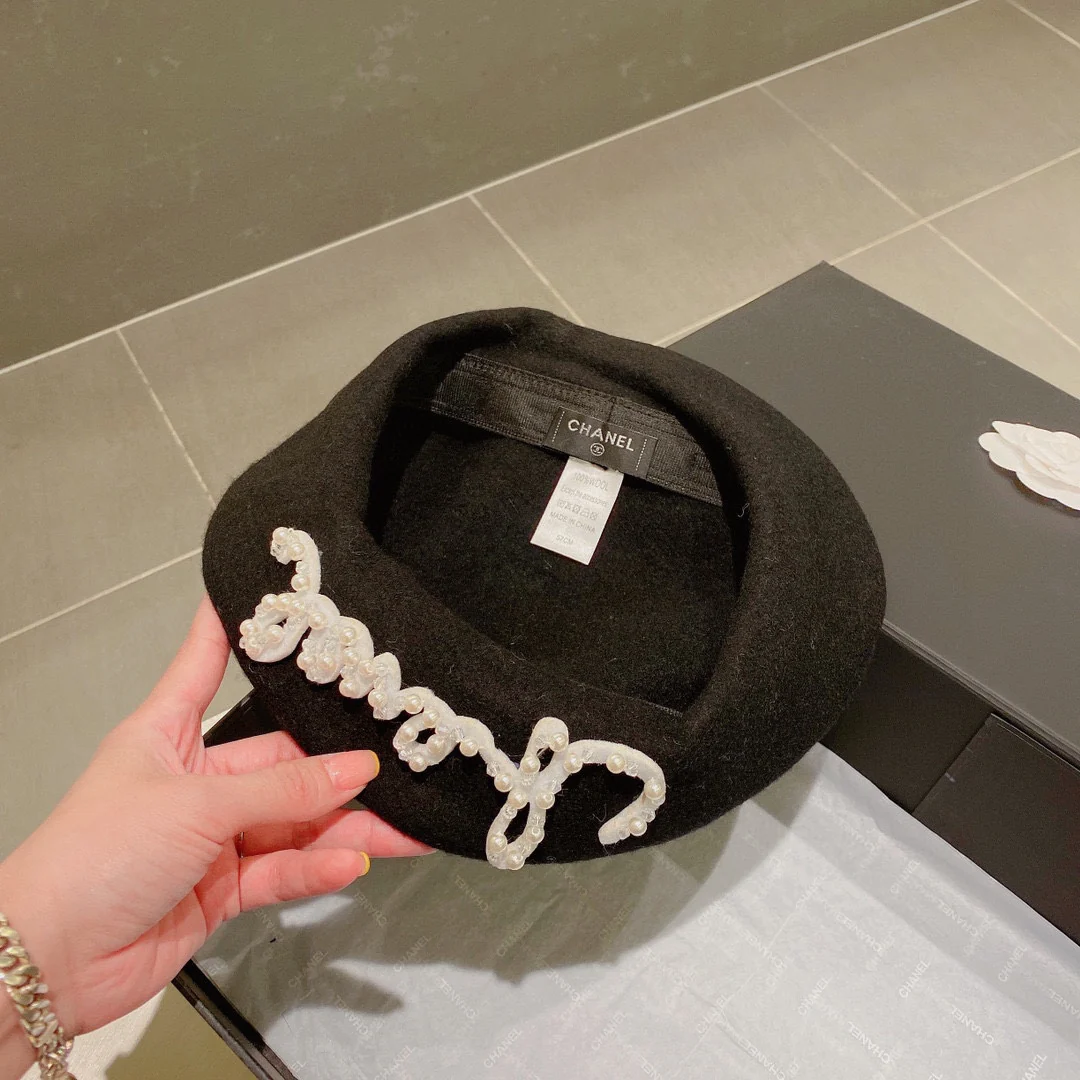 Chanel - Берет из вышитой жемчужной шерсти - Черный