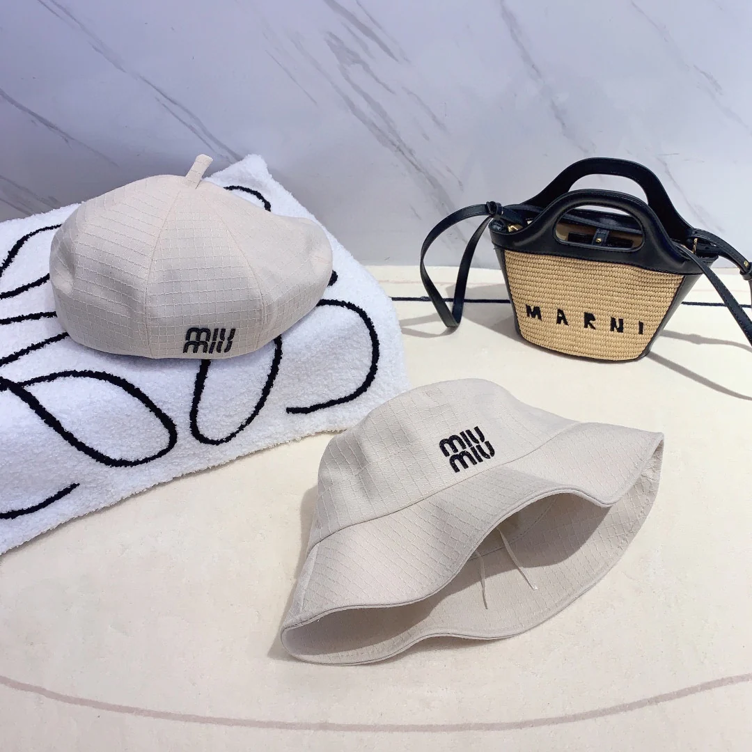 Новинка сезона ?Рыбацкая шляпа? от Miu Miu, начало осени 2023 года - 1