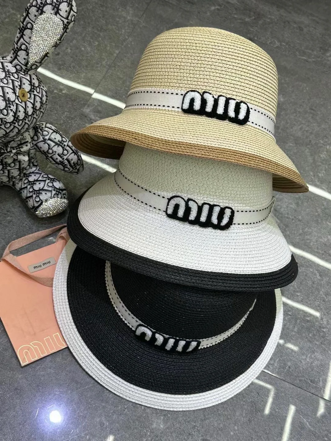 Шляпа в стиле цветовых блоков от Miu Miu