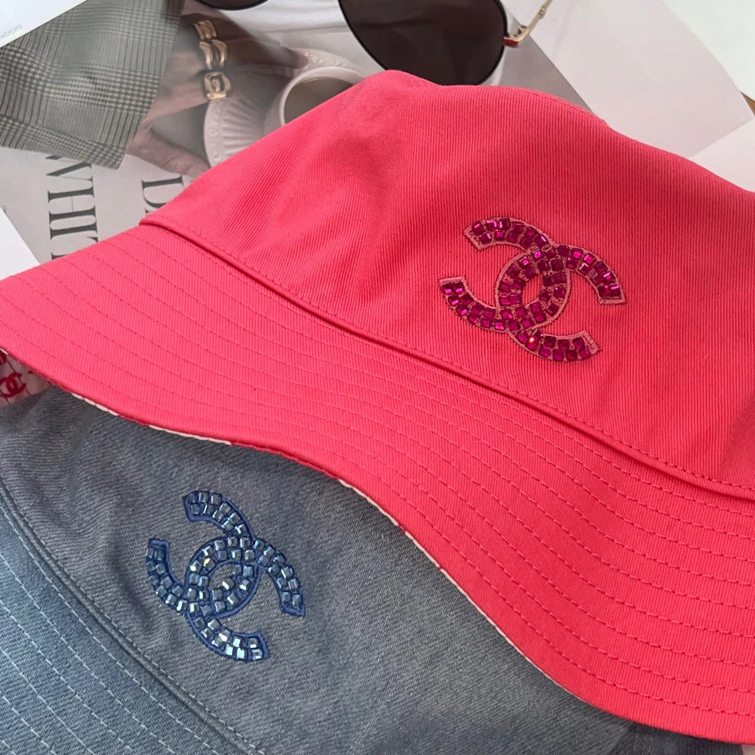 Chanel - Рыбацкая шляпа ручной работы, расшитая пайетками - Красная