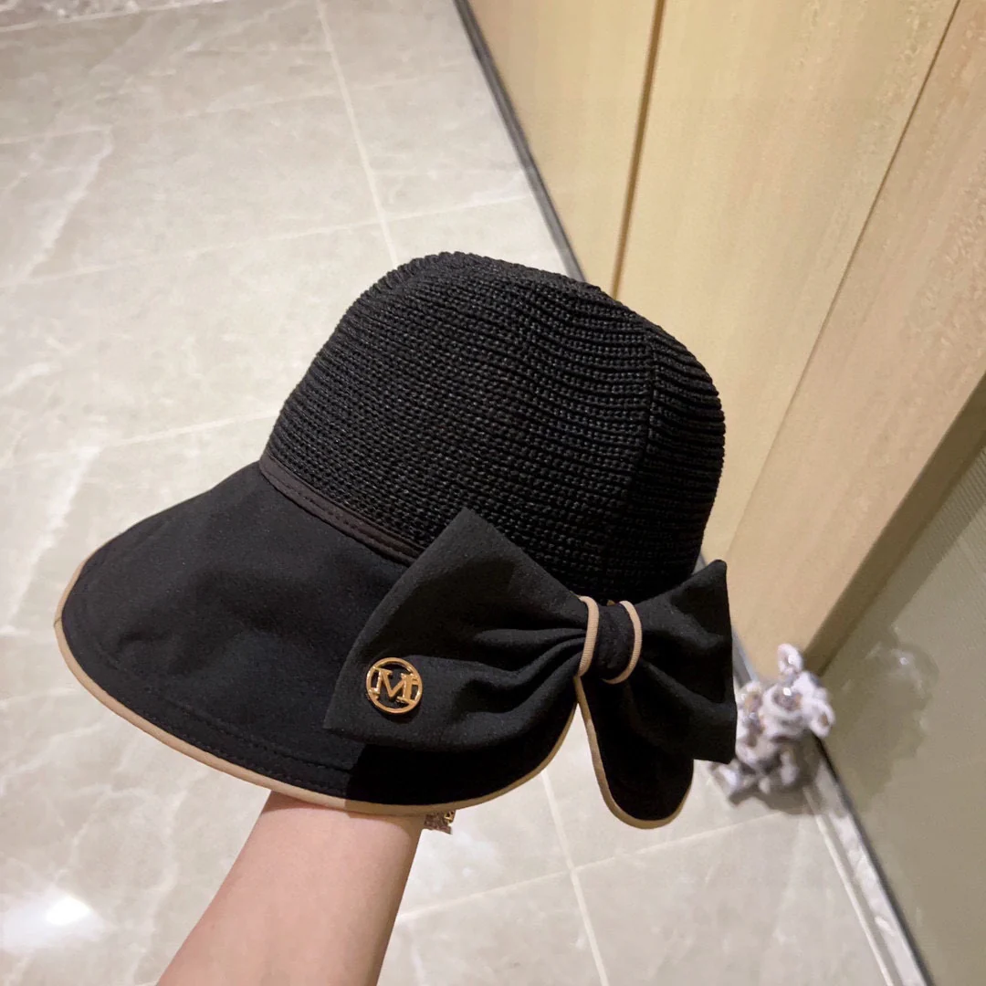 Солнцезащитный козырек Chanel 2024 года с надписью курсивом на спине, черный.