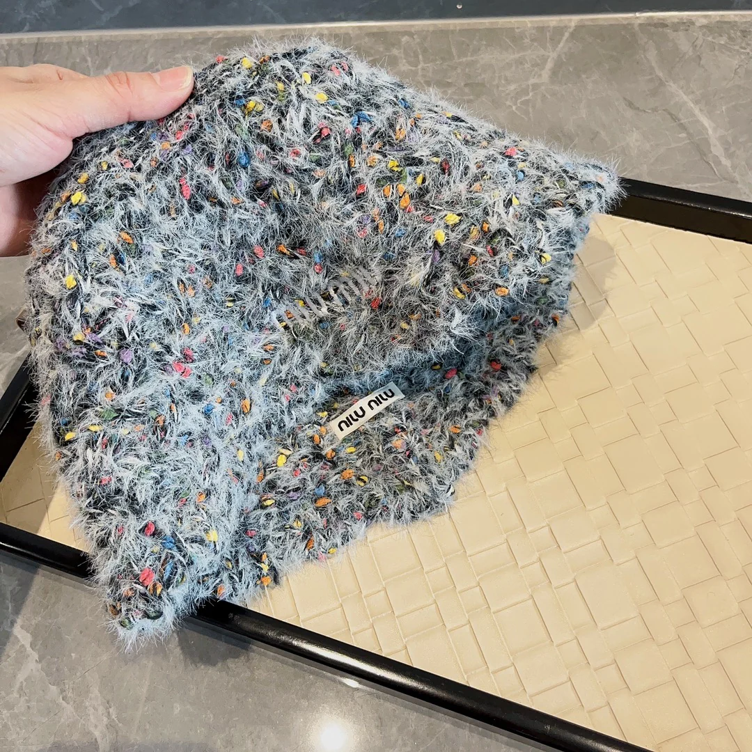 Miu Miu - Новая красочная вязаная шапка из осенне-зимней коллекции - Черная