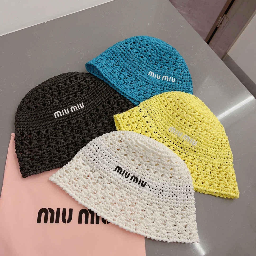 Новинка весны/лета Miu Miu 2023 — вязаная крючком рыбацкая шапка — синяя.