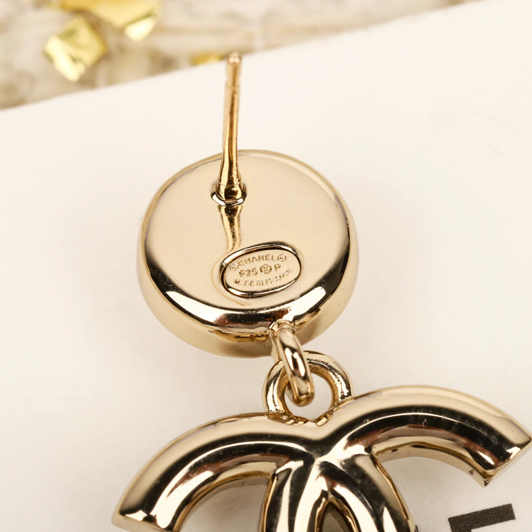 Серьги-подвески Chanel 25p с жемчугом, каплями и двойной буквой С — черно-розовые.