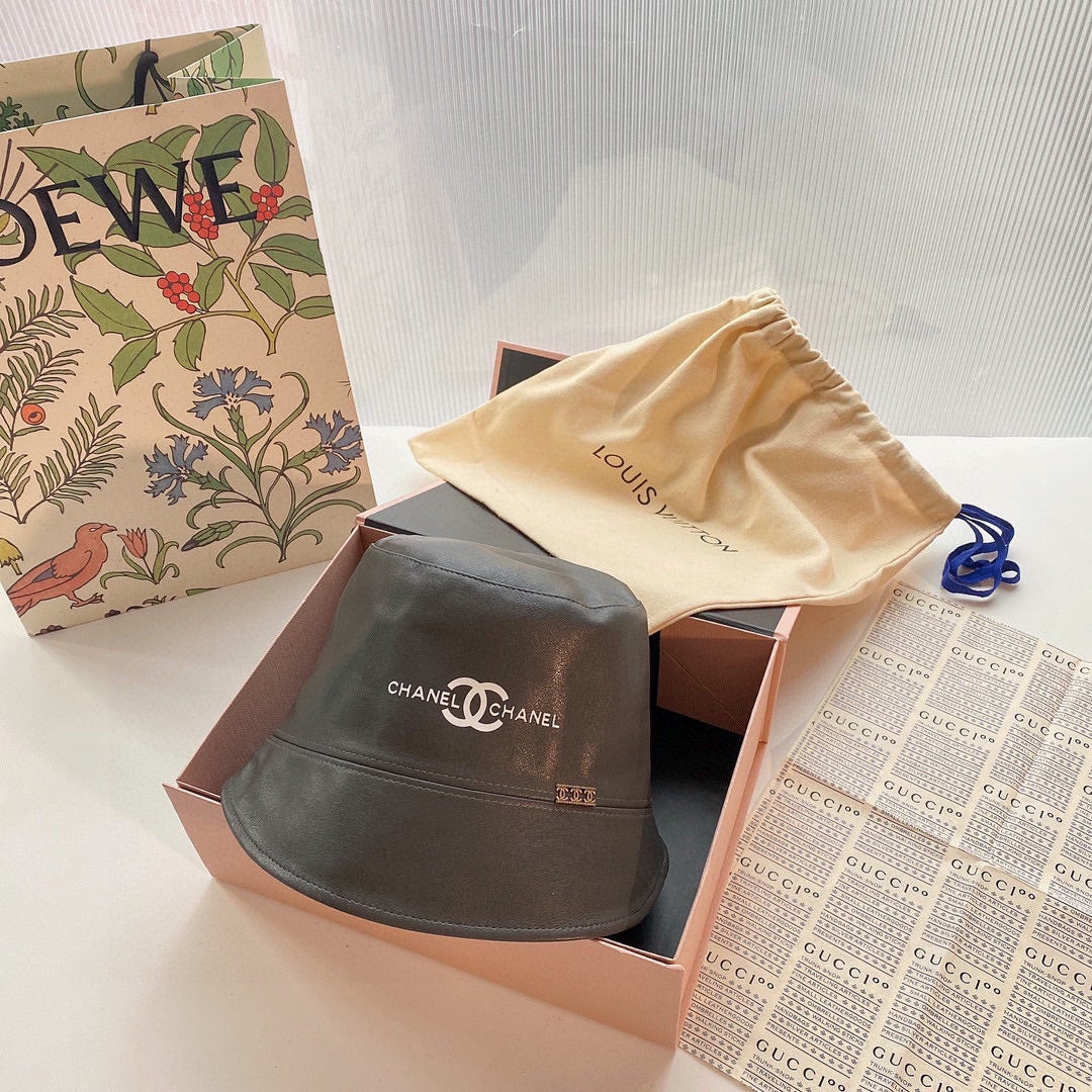 Chanel - Кожаная рыбацкая шляпа