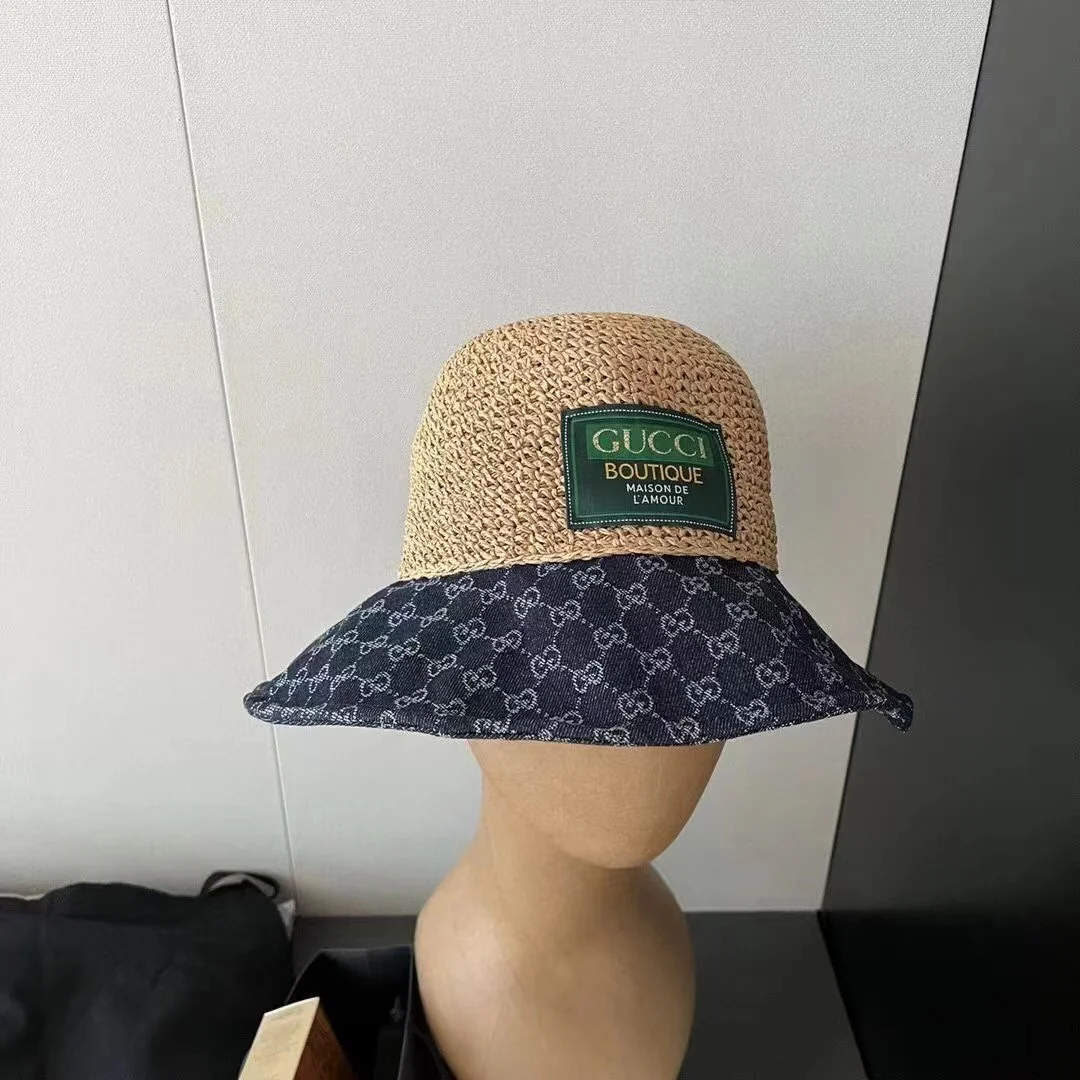 Соломенная шляпа Gucci с монограммой из джинсовой ткани.