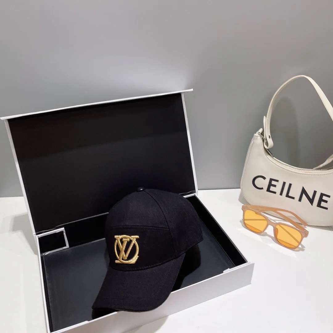 Новинка сезона весна/лето 2023 от LV - бейсболка с вышитой надписью.