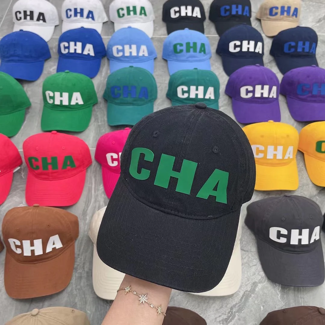 Новая модель Chanel 2022 года - кепка-?утиный клюв?.