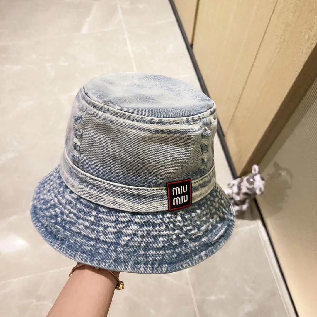 Новинка весны/лета Miu Miu 2023 — джинсовая панама.