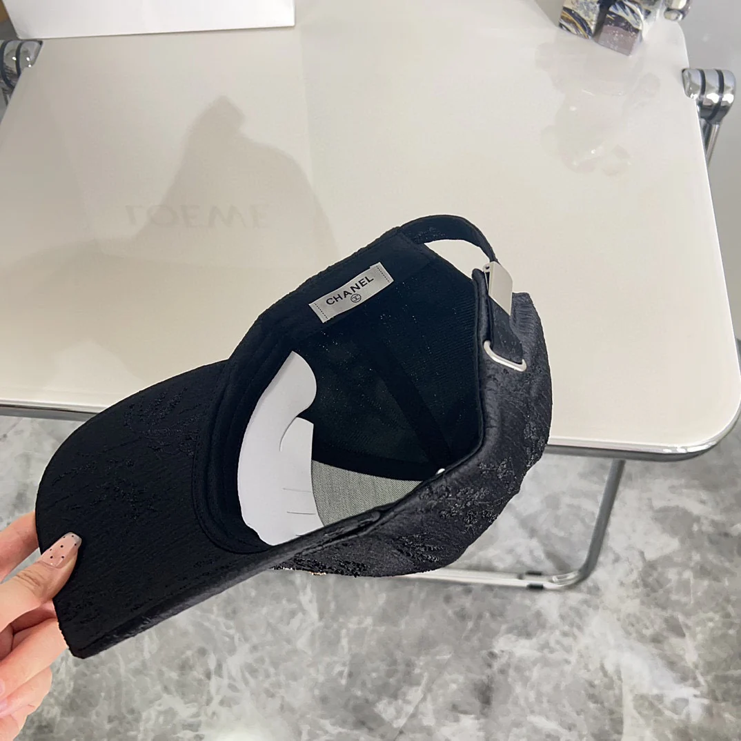 Новая минималистичная бейсболка Chanel 2024 года — черная.