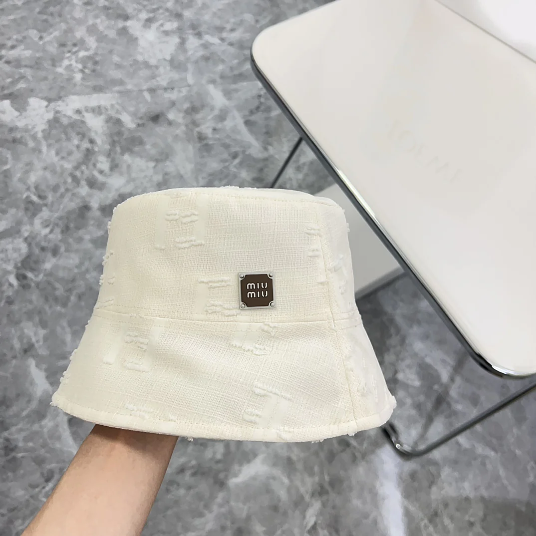 Новая минималистичная рыбацкая шляпа Miu Miu 2024 года с рваными элементами — белая.