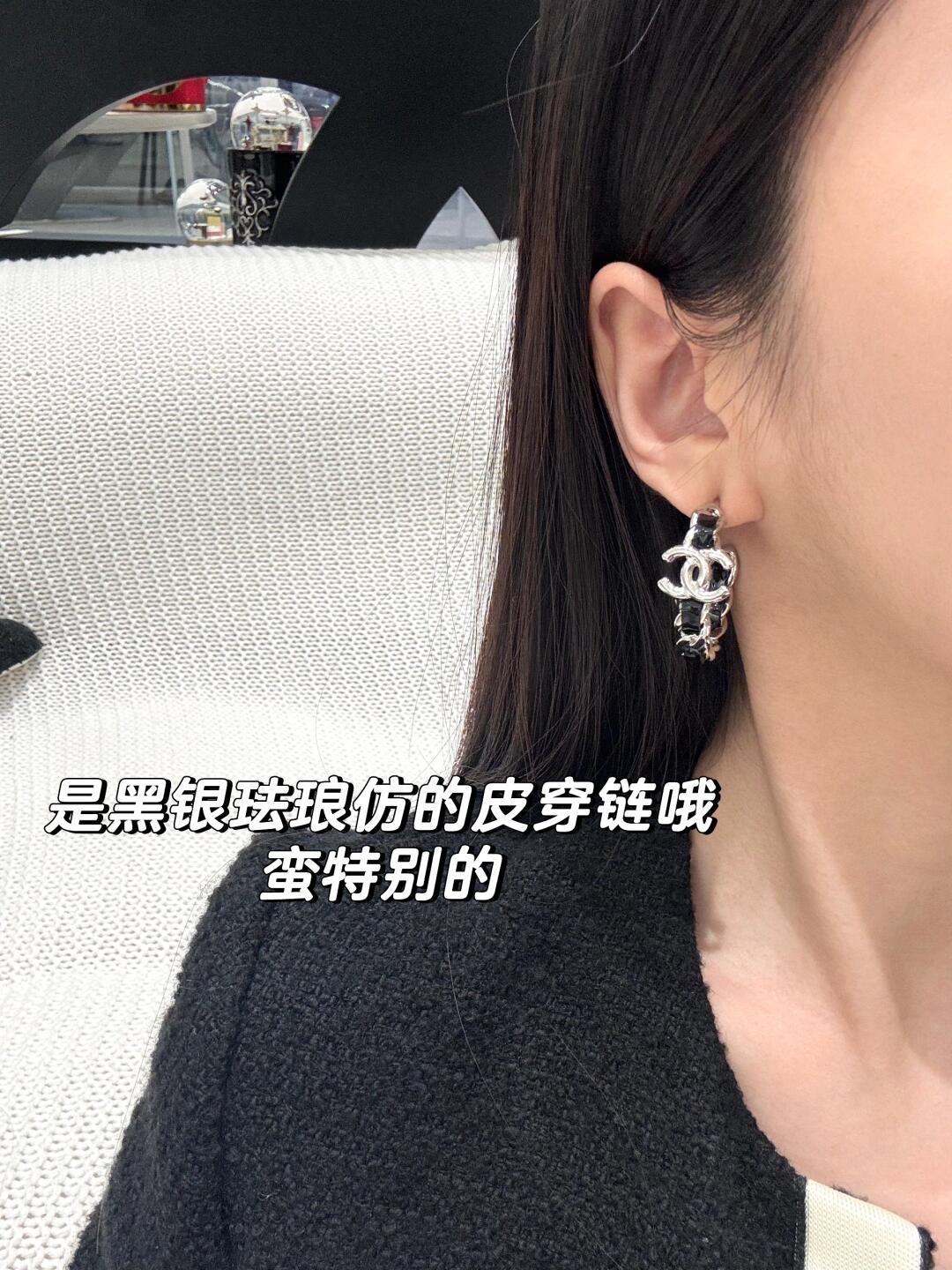 Серьги Chanel - 25 пенсов, черные с серебряной кожаной цепочкой